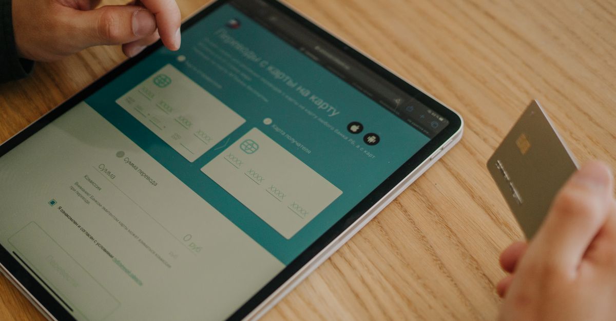 Jak płacić kartą przez Internet? Poradnik i wskazówki