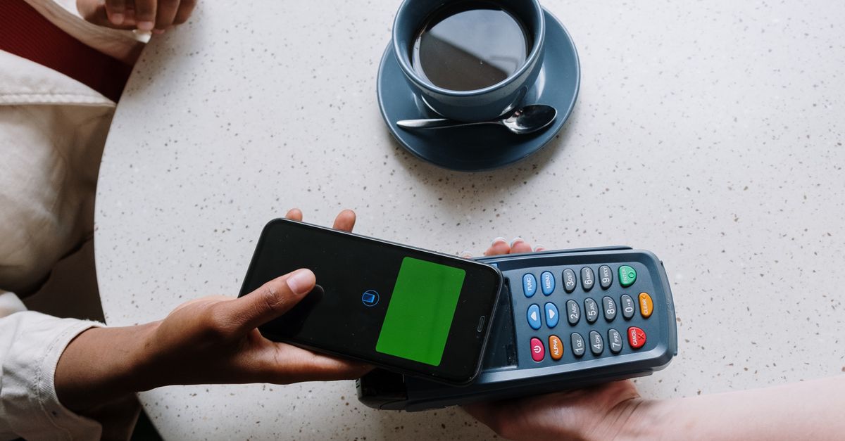 Aktualna lista banków w Polsce obsługujących Apple Pay – zdjęcie ilustrujące artykuł „Apple Pay: Które banki oferują płatności iPhonem?”