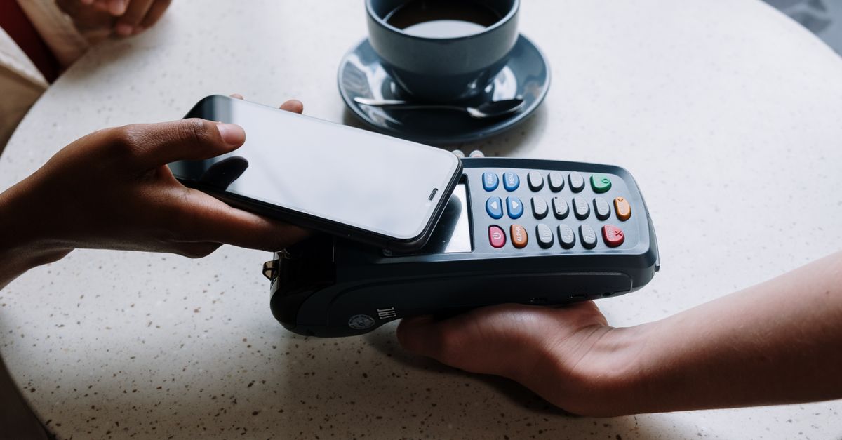 Wymagania techniczne i konfiguracja karty w aplikacji Portfel (Wallet) – zdjęcie ilustrujące artykuł „Apple Pay: Które banki oferują płatności iPhonem?”
