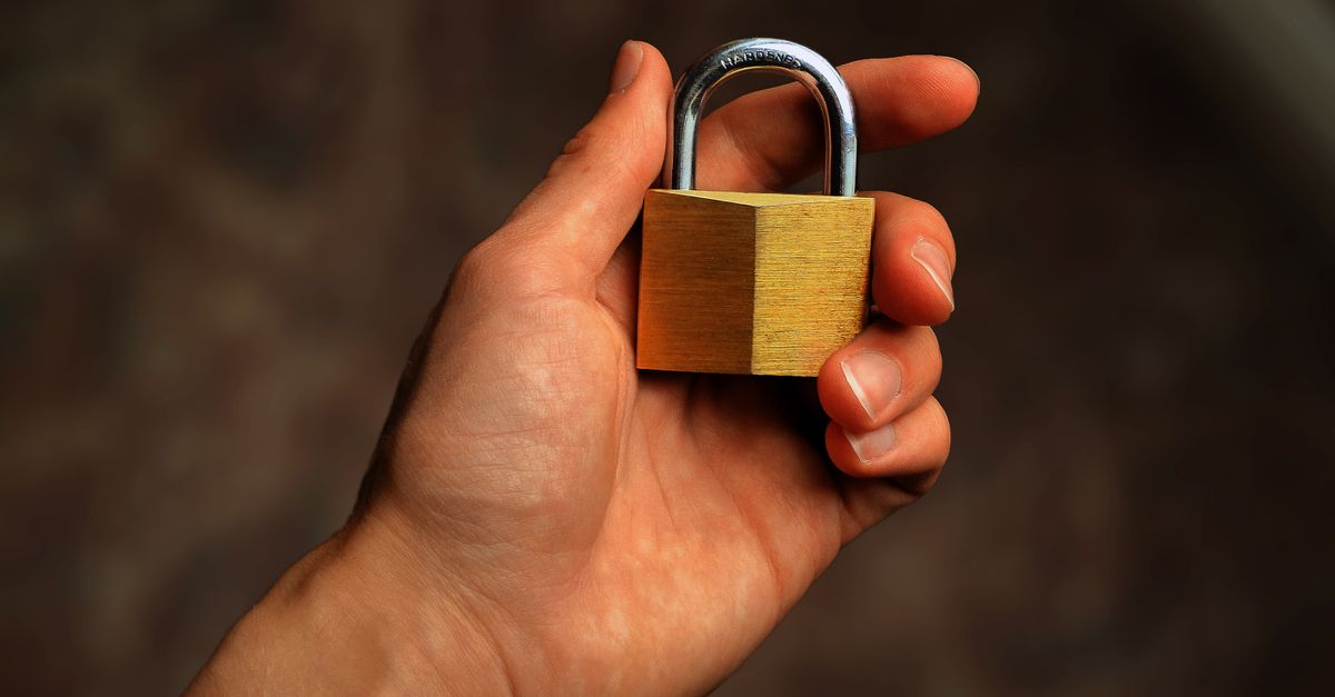 Klucz publiczny i klucz prywatny: jak autoryzuje się transakcje w portfelu – zdjęcie ilustrujące artykuł „Kryptowaluty – czym są i jak działają?”