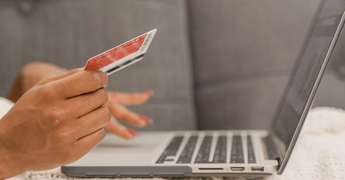 Zasady bezpieczeństwa: sygnały alarmowe przy płatnościach online – zdjęcie ilustrujące artykuł „Jak płacić kartą przez Internet? Poradnik i wskazówki”