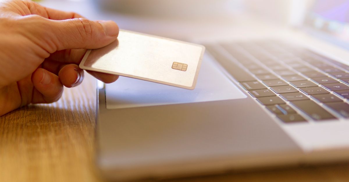 Płatność kartą w sklepie internetowym krok po kroku – zdjęcie ilustrujące artykuł „Jak płacić kartą przez Internet? Poradnik i wskazówki”