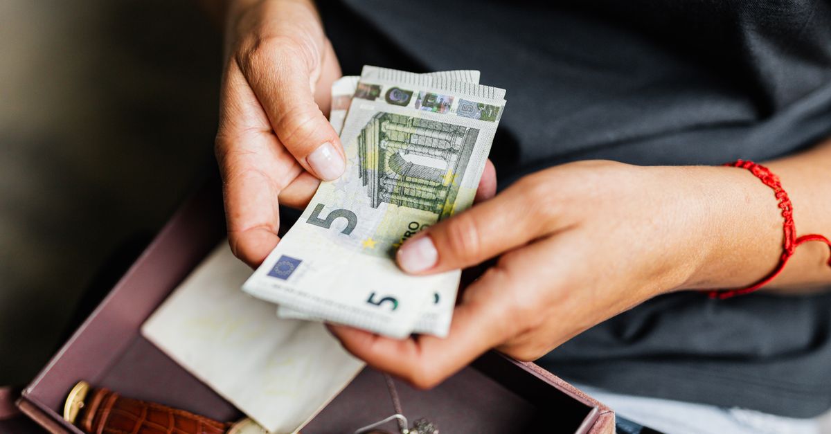 Krok 4: Pierwsza poduszka bezpieczeństwa – jak zbudować mikro-fundusz awaryjny – zdjęcie ilustrujące artykuł „Jak oszczędzać pieniądze przy małych zarobkac